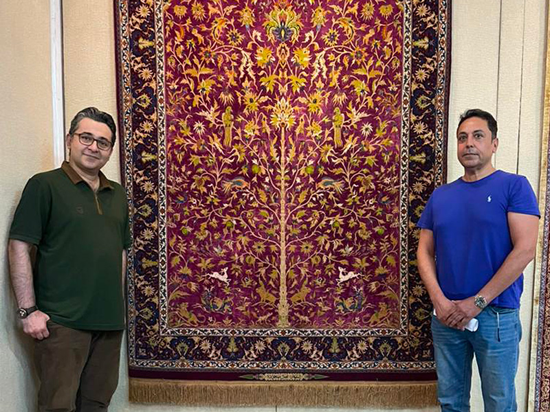 نمایش قالیچه شیر و اژدها در موزه فرش ایران